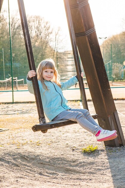 Bambina felice sullo spazio della copia dell'oscillazione