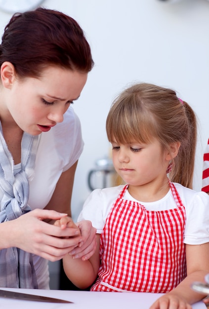 Bambina ferita da un coltello in cucina