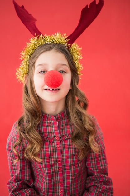 Bambina festiva che indossa il naso rosso