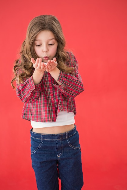 Bambina festiva che soffia sopra le mani