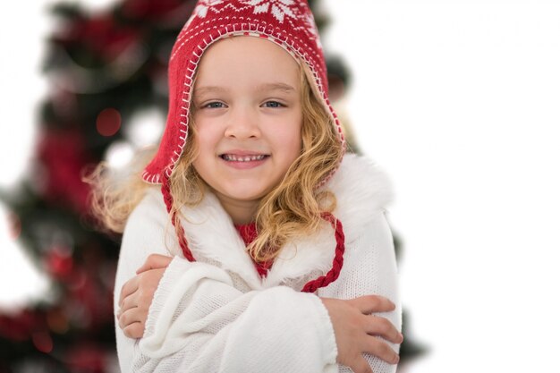 Bambina festosa in cappello e sciarpa