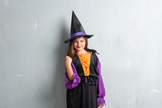 Bambina fortunata vestita da strega per le feste di Halloween