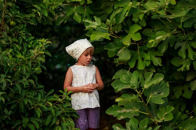 Bambina fuori con foglie