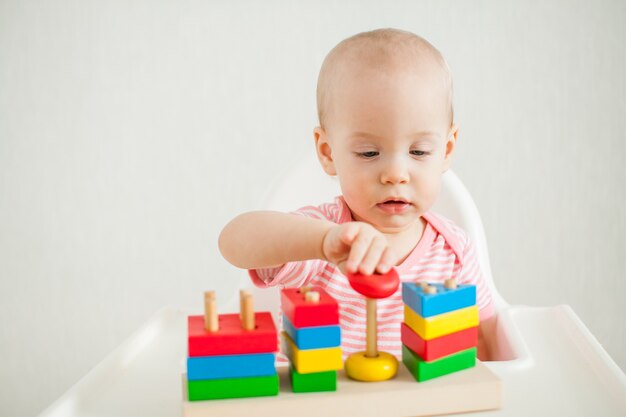 bambina gioca con un giocattolo educativo