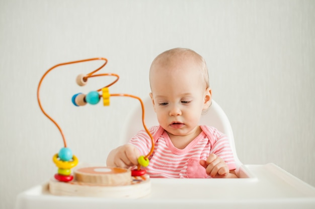 bambina gioca con un labirinto educativo giocattolo.