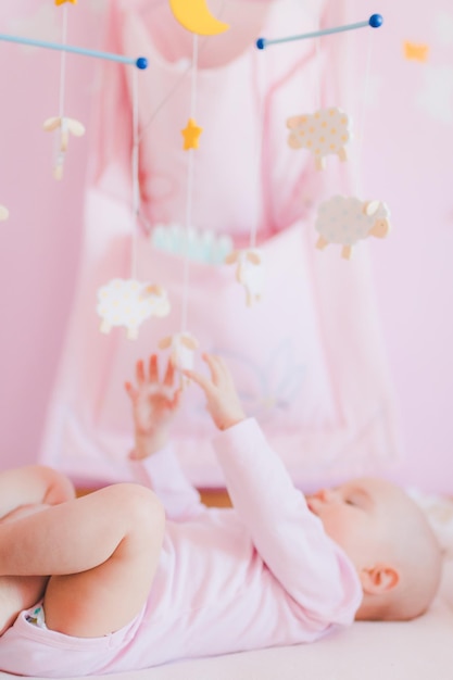 Bambina giocosa sdraiata sul letto a casa