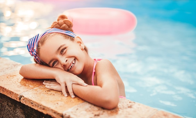 Bambina gioiosa in piscina