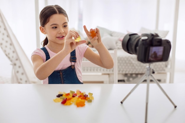 Bambina graziosa che cattura con il suo pubblico davanti alla telecamera