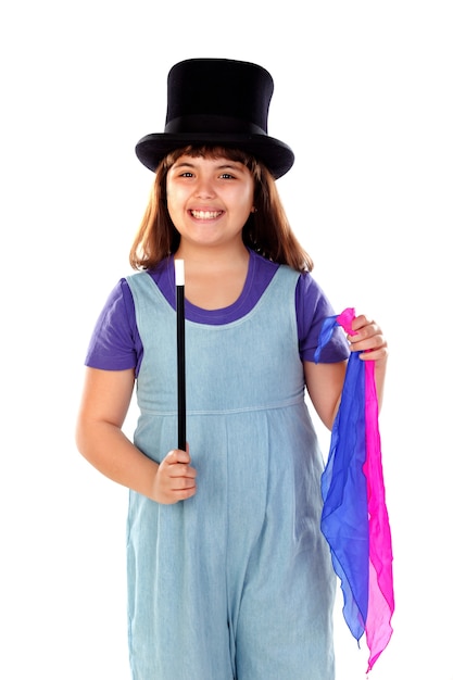 Bambina graziosa che fa magia con un cappello a cilindro e una bacchetta magica