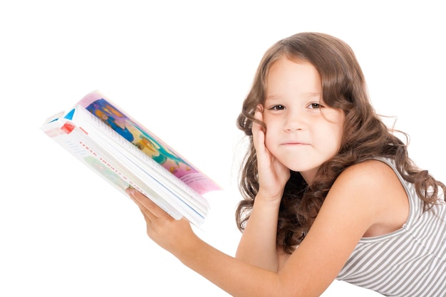 Bambina graziosa che legge un libro