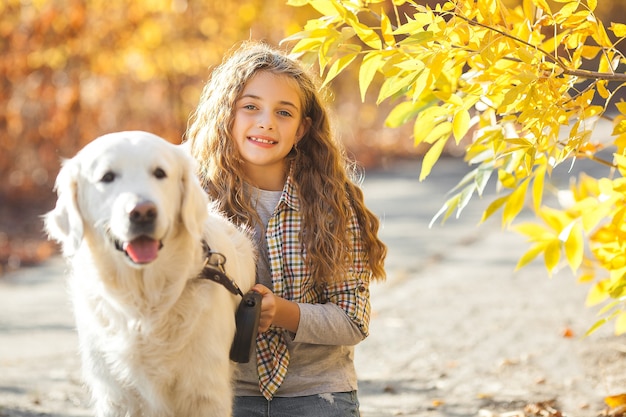 Bambina graziosa con il suo animale domestico