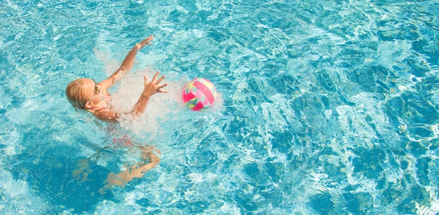 Bambina graziosa in piscina, vacanze estive.