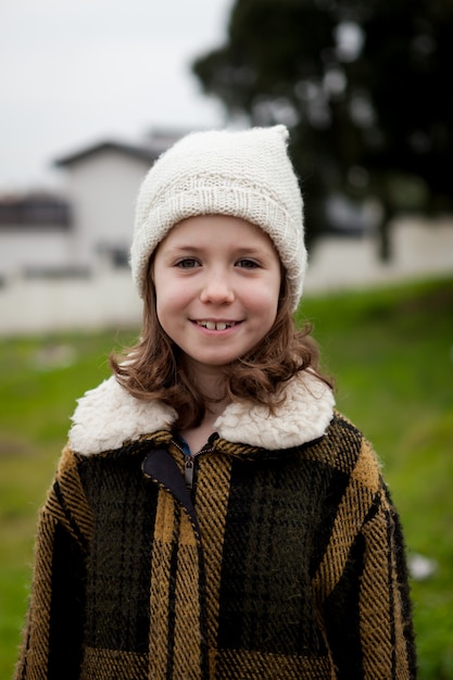 Bambina graziosa in strada