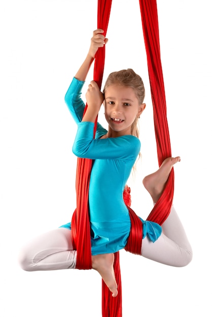 Bambina graziosa in un vestito relativo alla ginnastica blu