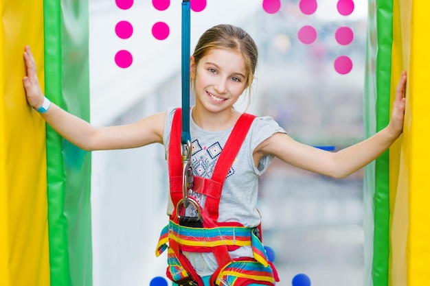 Bambina graziosa nel centro di intrattenimento