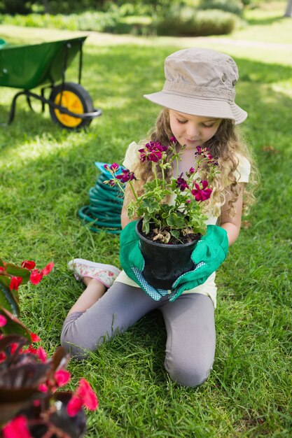 Bambina impegnata nel giardinaggio