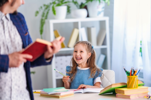 Bambina impegnata nelle lezioni con l'insegnante a casa