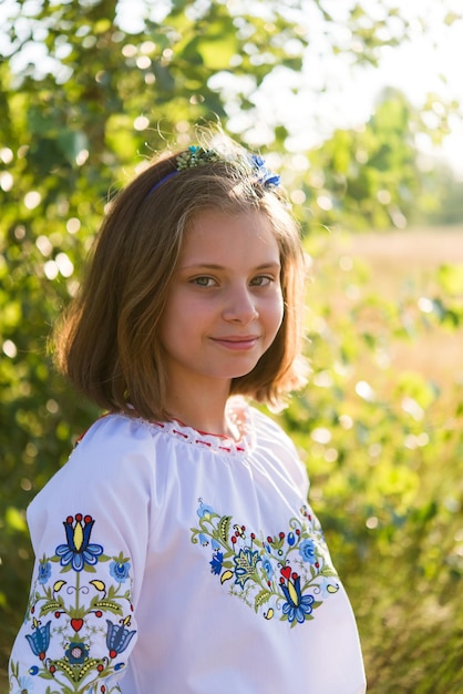 bambina in abiti nazionali ucraini - vyshyvanka. Ucraina, bambino in natura