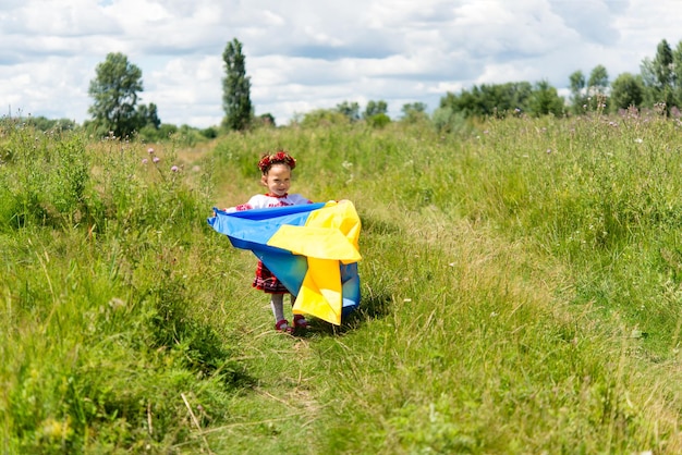 bambina in abiti nazionali ucraini - vyshyvanka. Ucraina, bambino in natura