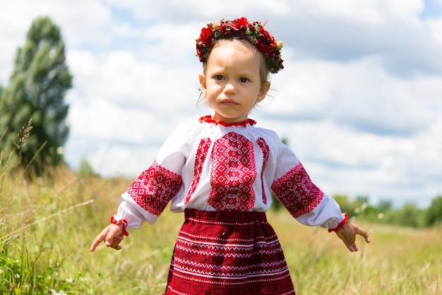 bambina in abiti nazionali ucraini - vyshyvanka. Ucraina, bambino in natura