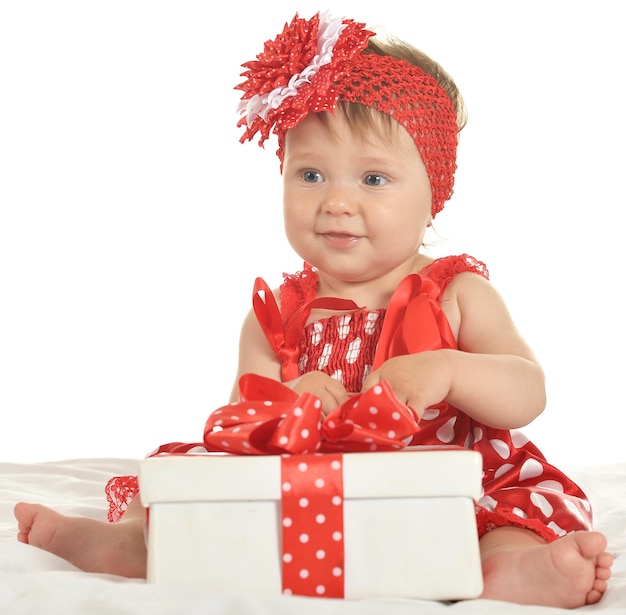 Bambina in abito con regalo