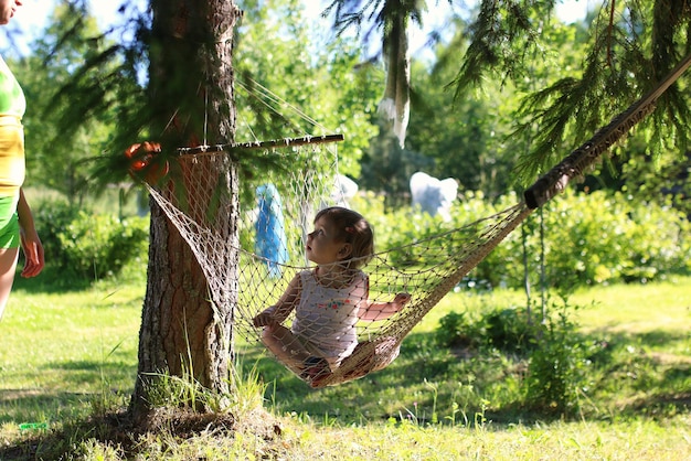 Bambina in amaca natura estate