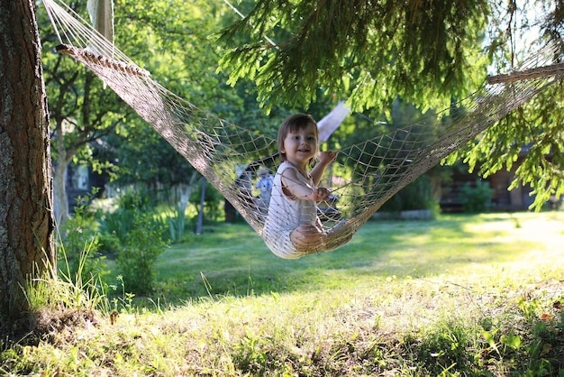 Bambina in amaca natura estate