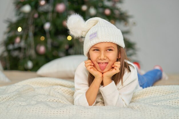 Bambina in attesa di regali di Natale e vacanze