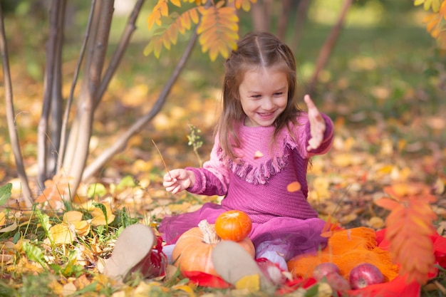 Bambina in autunno parco a piedi