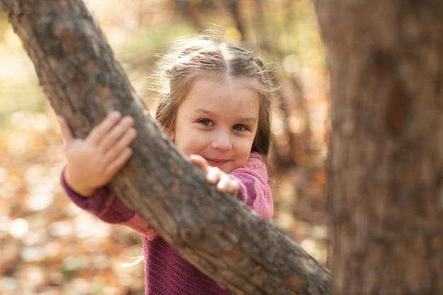 Bambina in autunno parco a piedi