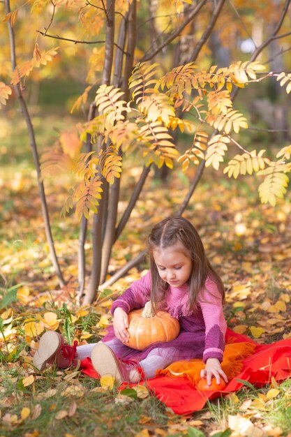 Bambina in autunno parco a piedi