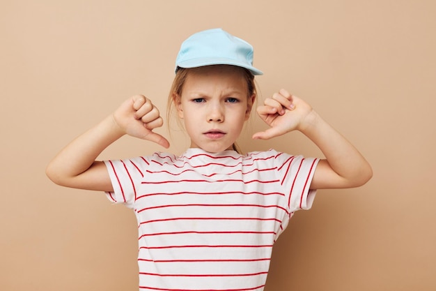 Bambina in berretti blu maglietta a righe emozioni stile di vita inalterato