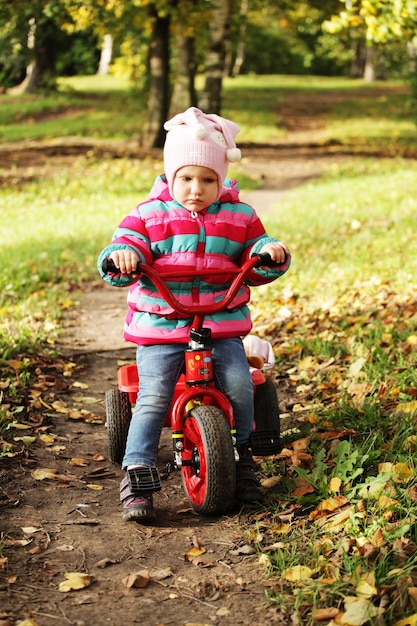 Bambina in bicicletta