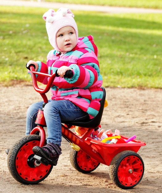 Bambina in bicicletta