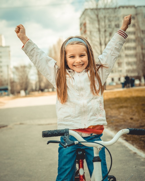 Bambina in bicicletta