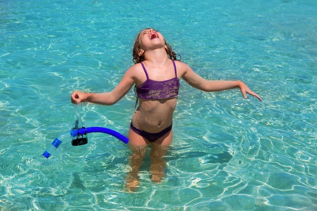 bambina in bikini e spiaggia aqua water beach