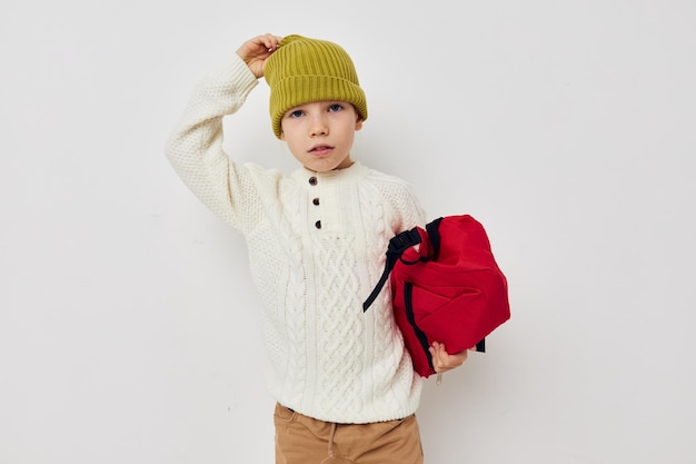 Bambina in cappelli con uno skateboard in mano infanzia inalterata