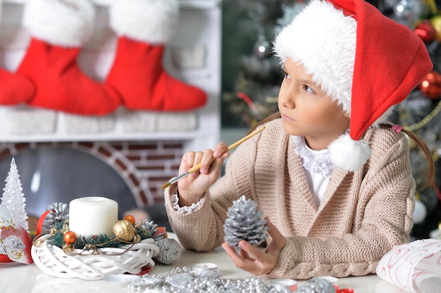 Bambina in cappello di Babbo Natale