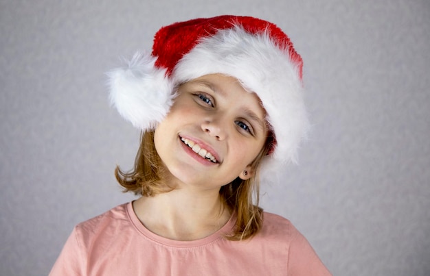 Bambina in cappello di Babbo Natale
