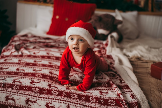 Bambina in cappello di Babbo Natale