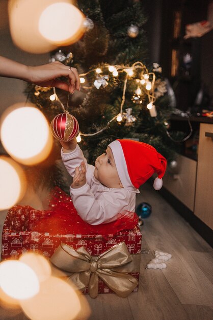 Bambina in cappello di Babbo Natale