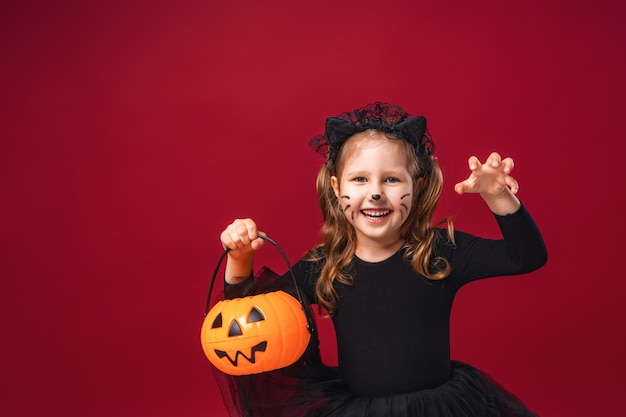 Bambina in costume da gatto con baffi e orecchie