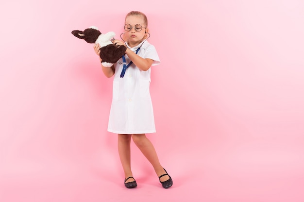 Bambina in costume da medico con il giocattolo