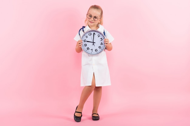 Bambina in costume da medico con orologi