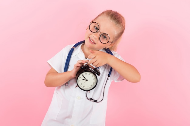 Bambina in costume da medico con orologi