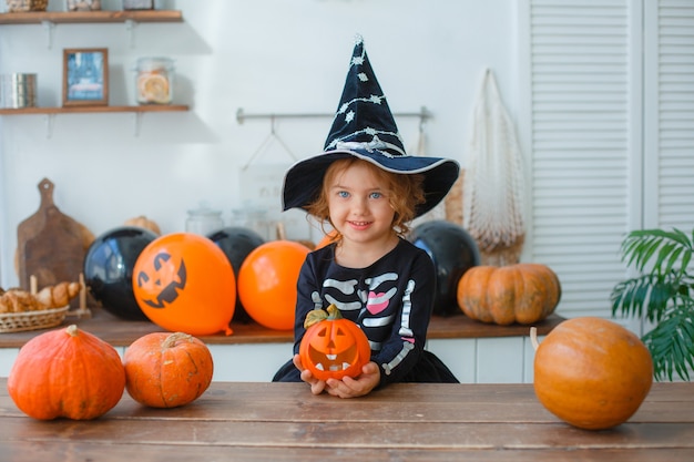 Bambina in costume da scheletro