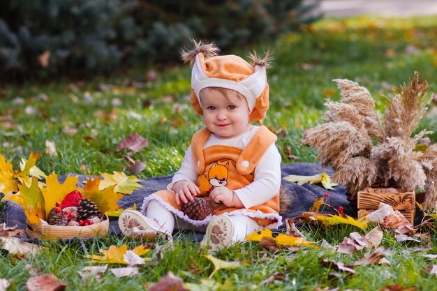 bambina in costume da scoiattolo