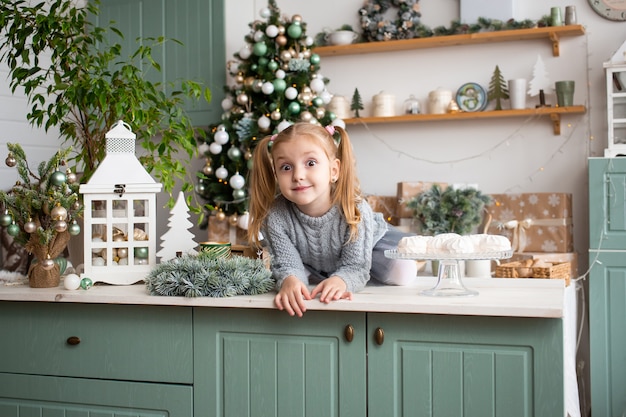 Bambina in cucina a casa di Natale.