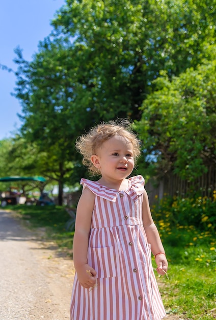 Bambina in estate nel parco Messa a fuoco selettiva