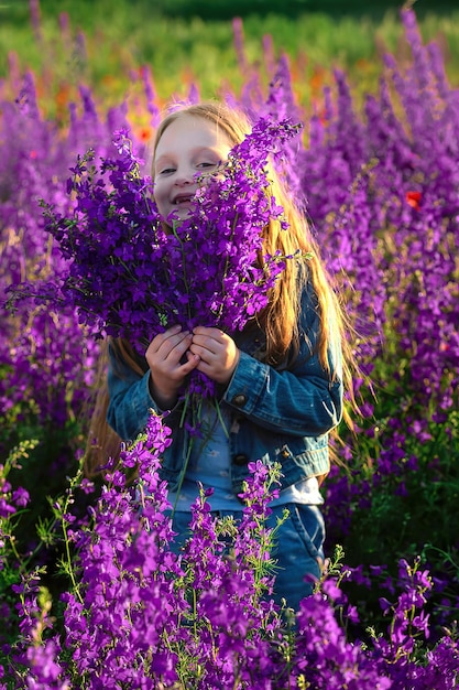 Bambina in età prescolare con un mazzo di fiori di campo